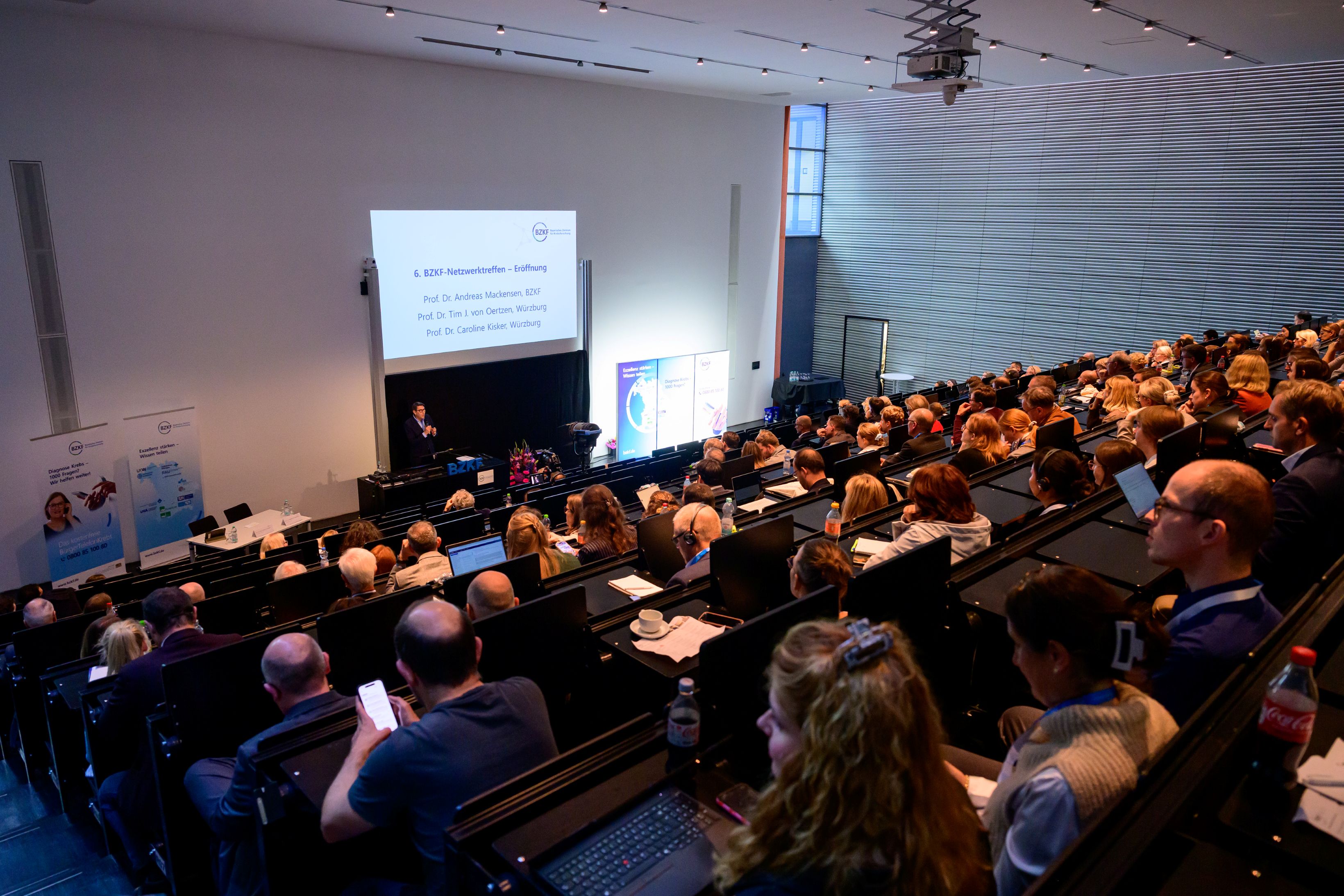 200 Teilnehmende aus Wissenschaft und Wirtschaft sowie Start-ups, Patientinnen, Patienten und Angehörige kamen im Rudolf-Virchow-Zentrum Würzburg zusammen, weitere 50 Teilnehmende schalteten sich per Livestream zu. Foto: Matthias Merz Fotografie / BZKF