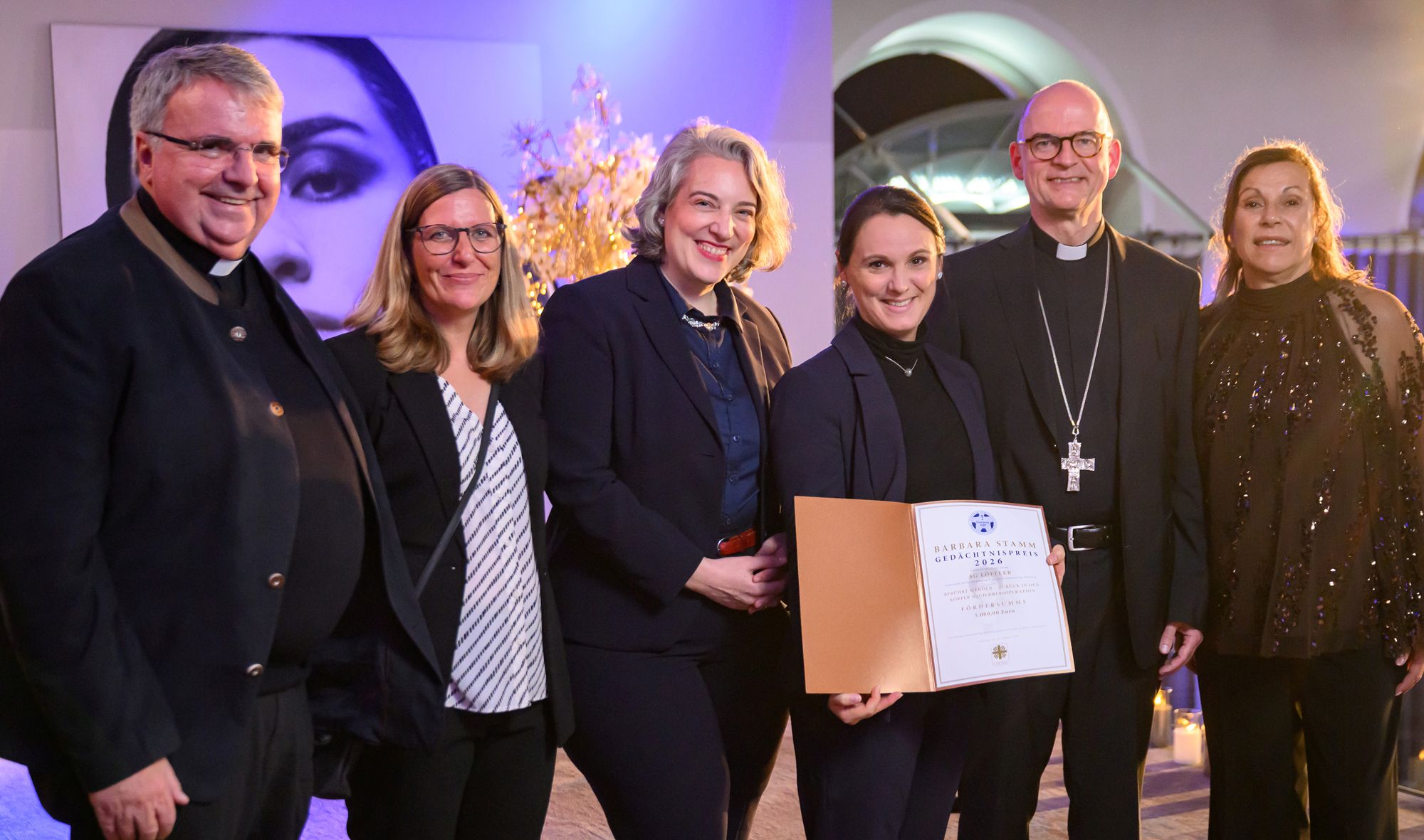 Der Barbara-Stamm-Gedächtnispreis ging an die dreiköpfige Arbeitsgruppe Löffler, hier umgeben von Domkapitular Clemens Bieber (links), Bischof Dr. Franz Jung und Gabriele Nelkenstock (beide rechts außen). Foto: Daniel Peter / UKW