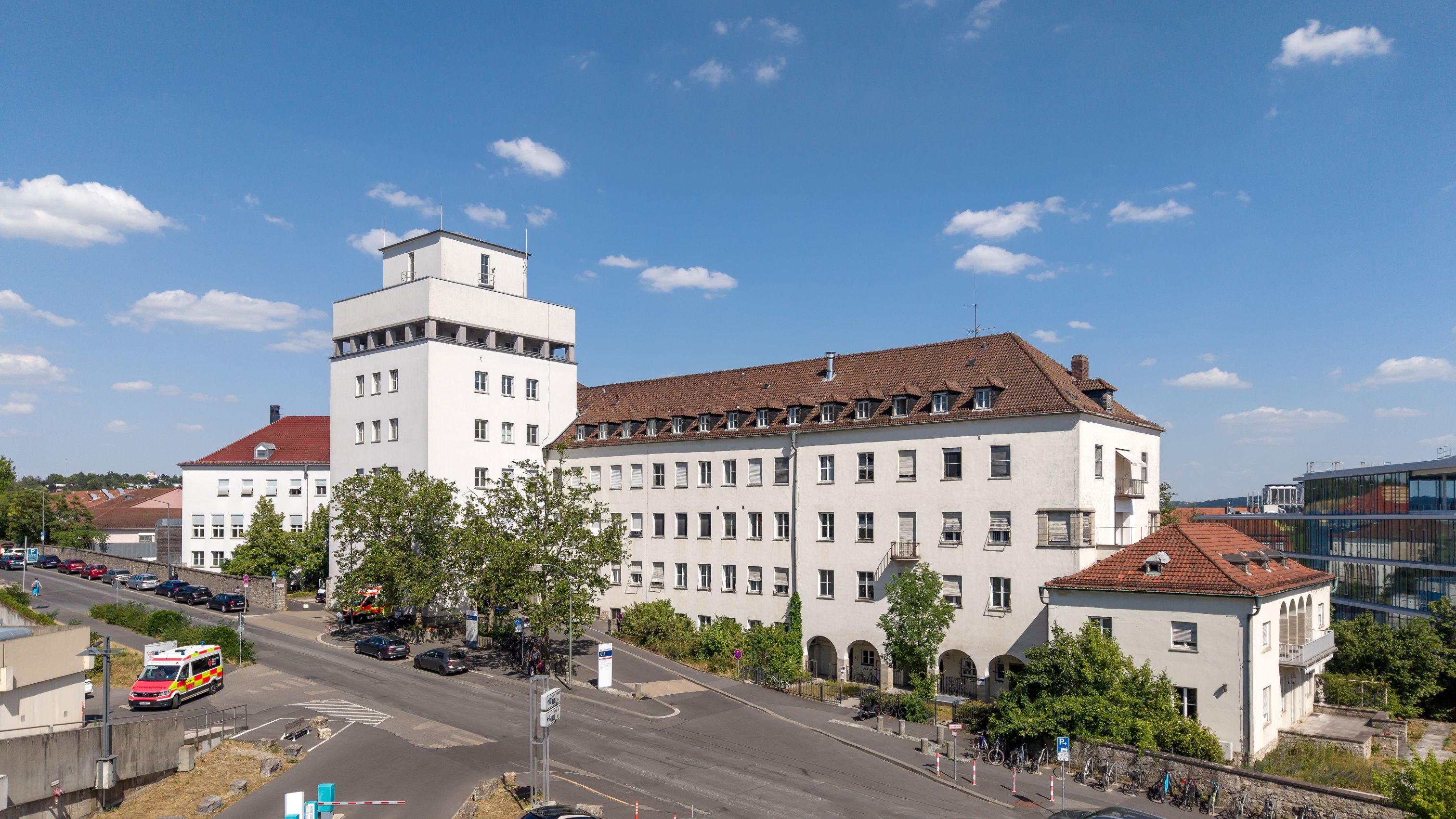 In einer Telefonsprechstunde von Awareness Deutschland beantworten PD Dr. Inga Bekes und Prof. Dr. Achim Wöckel von der Frauenklinik des UKW persönliche Fragen rund um Brustkrebs. Foto: UKW / Kathrin Heyer