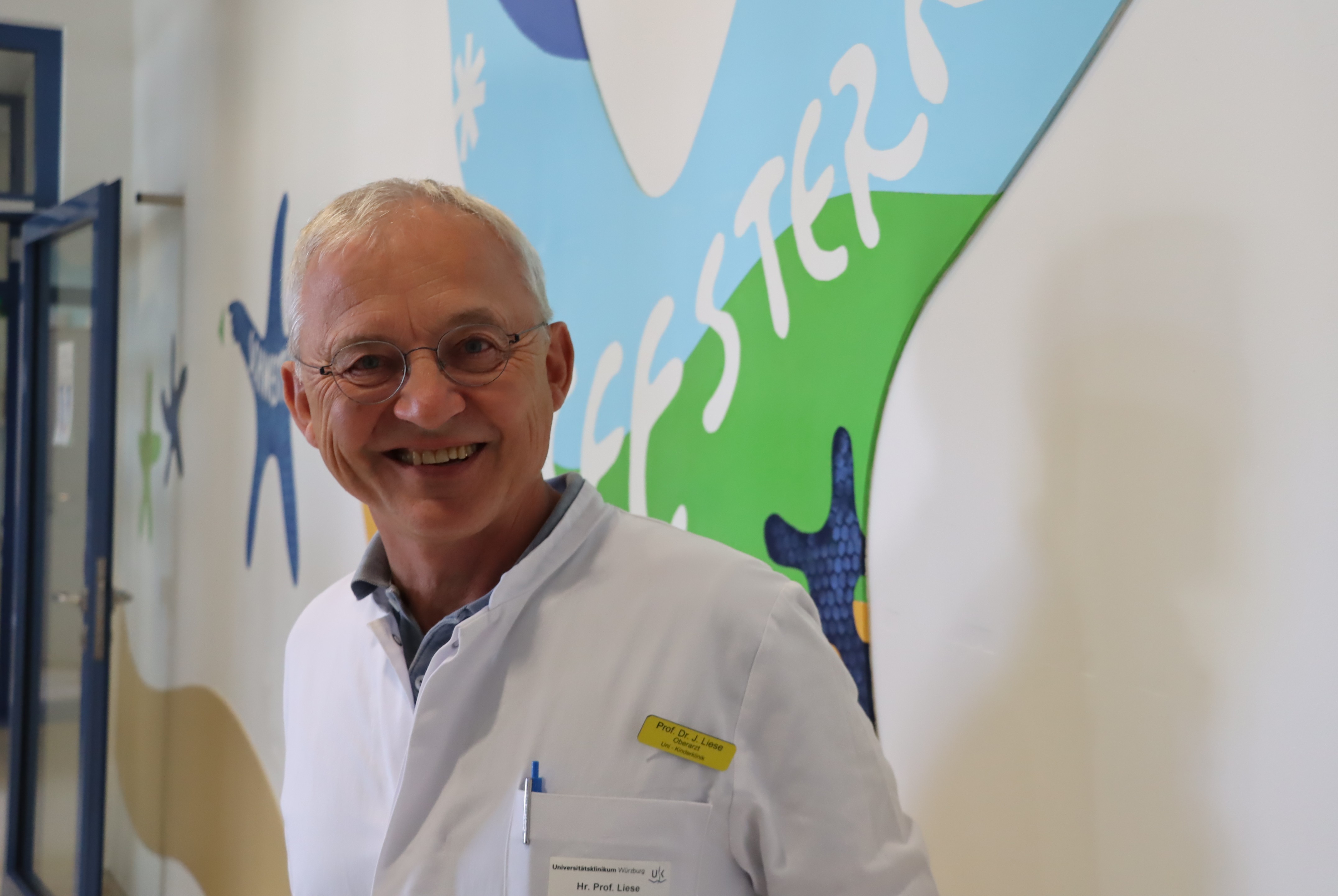 2009 kam er aus München zur UKW-Kinderklinik, nun nahm er Abschied von der klinischen Tätigkeit: Prof. Dr. Johannes Liese auf der Station „Seestern“. Sie ist die Infektionsstation der Kinderklinik am UKW. Foto: UKW / Stefan Dreising