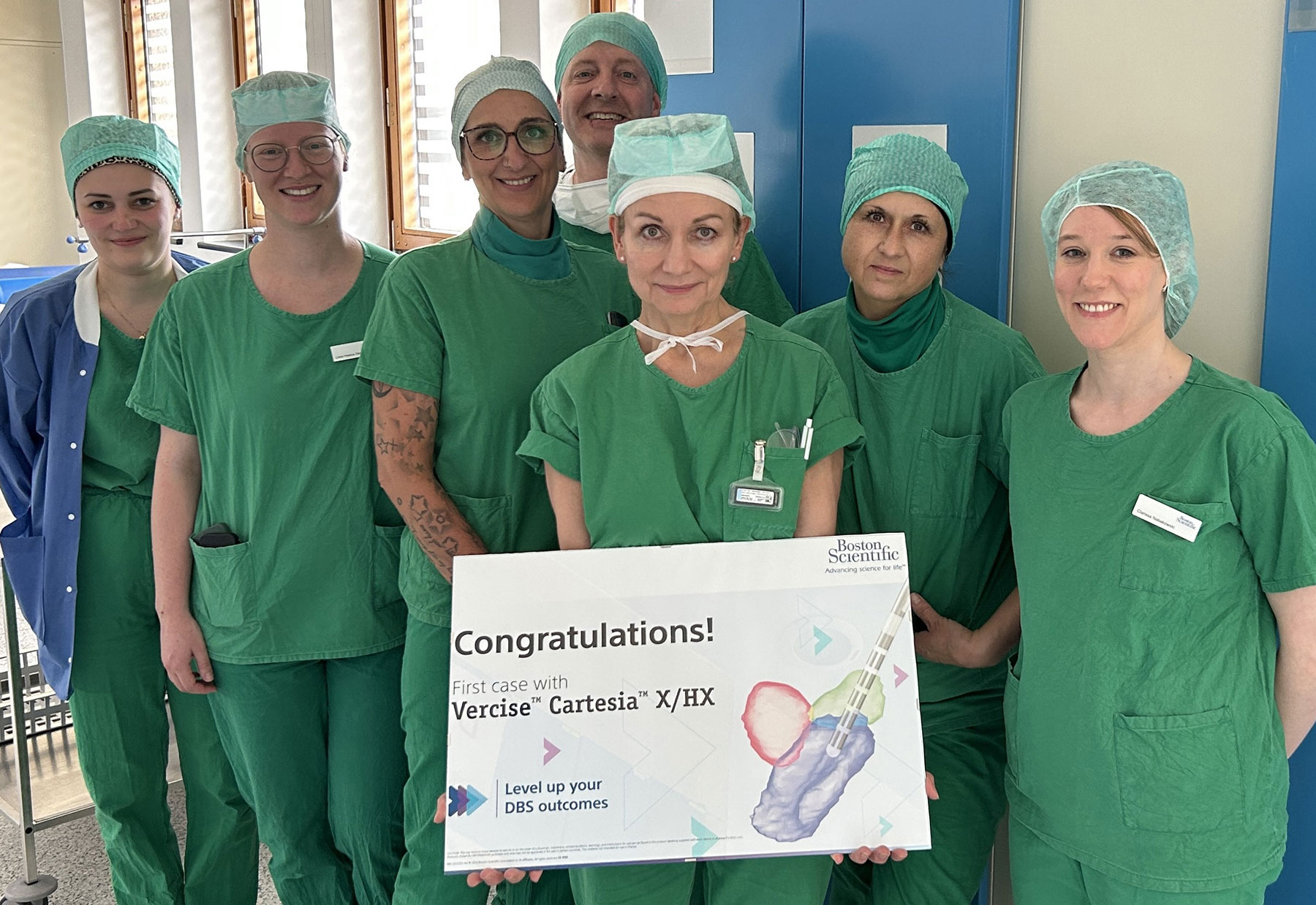 Gruppenbild medizinisches Team in grüner OP-Kleidung mit Schild: Congratulations! First case with Vercise Cartesia X/HX und Logo der FIrma Boston Scientific