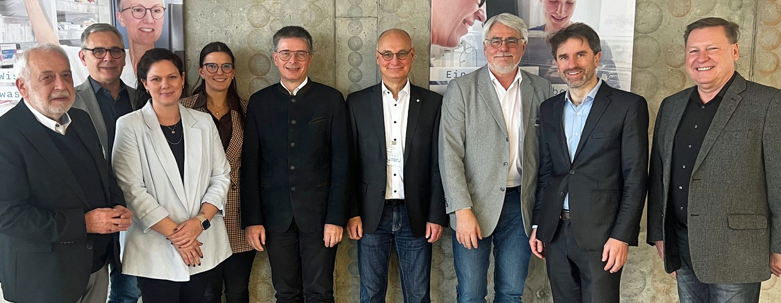 Eine Gruppe Menschen lächelt in die Kamera 