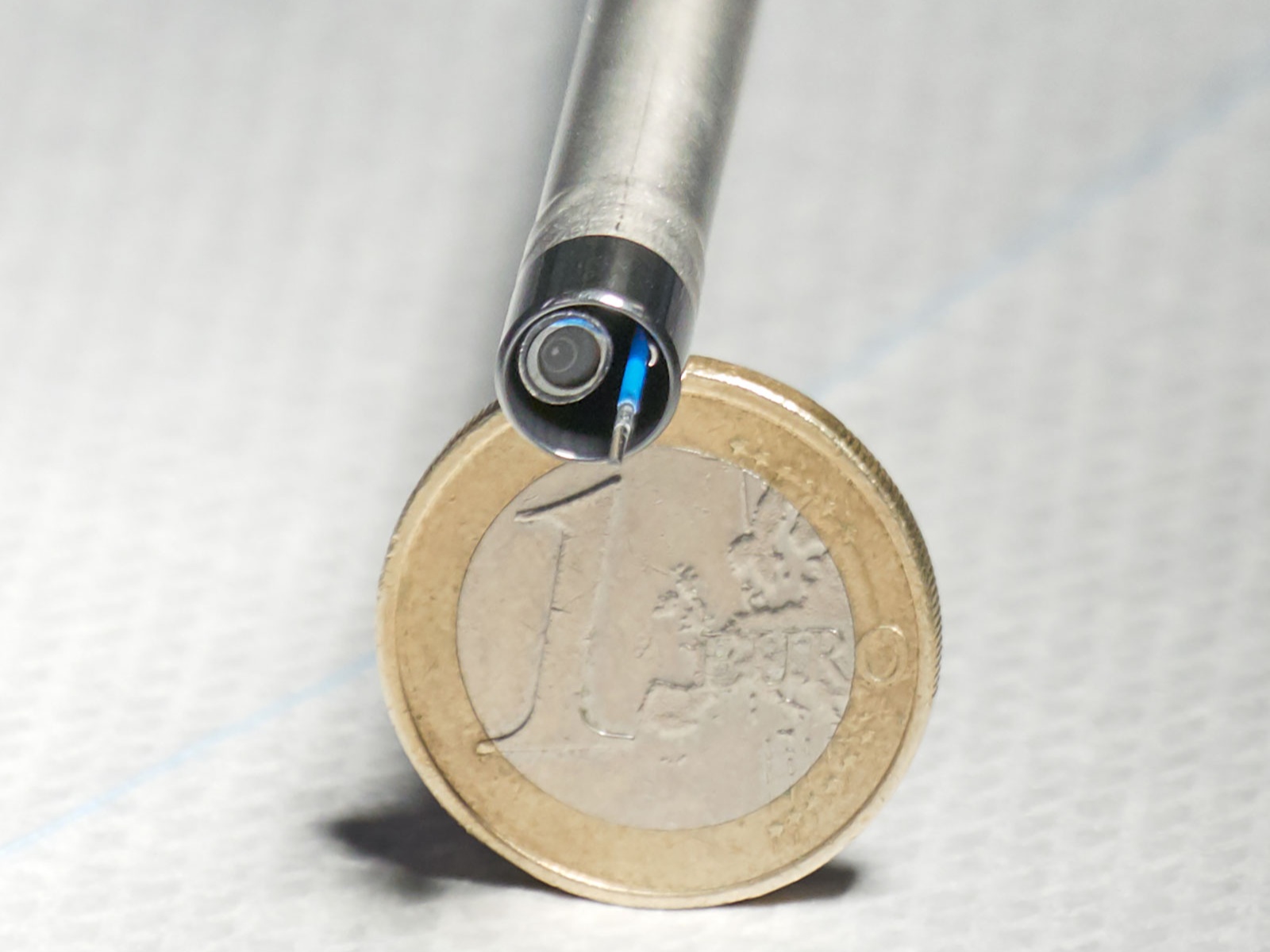Das Mikroinstrument ist deutlich kleiner als eine 1‑Euro‑Münze.