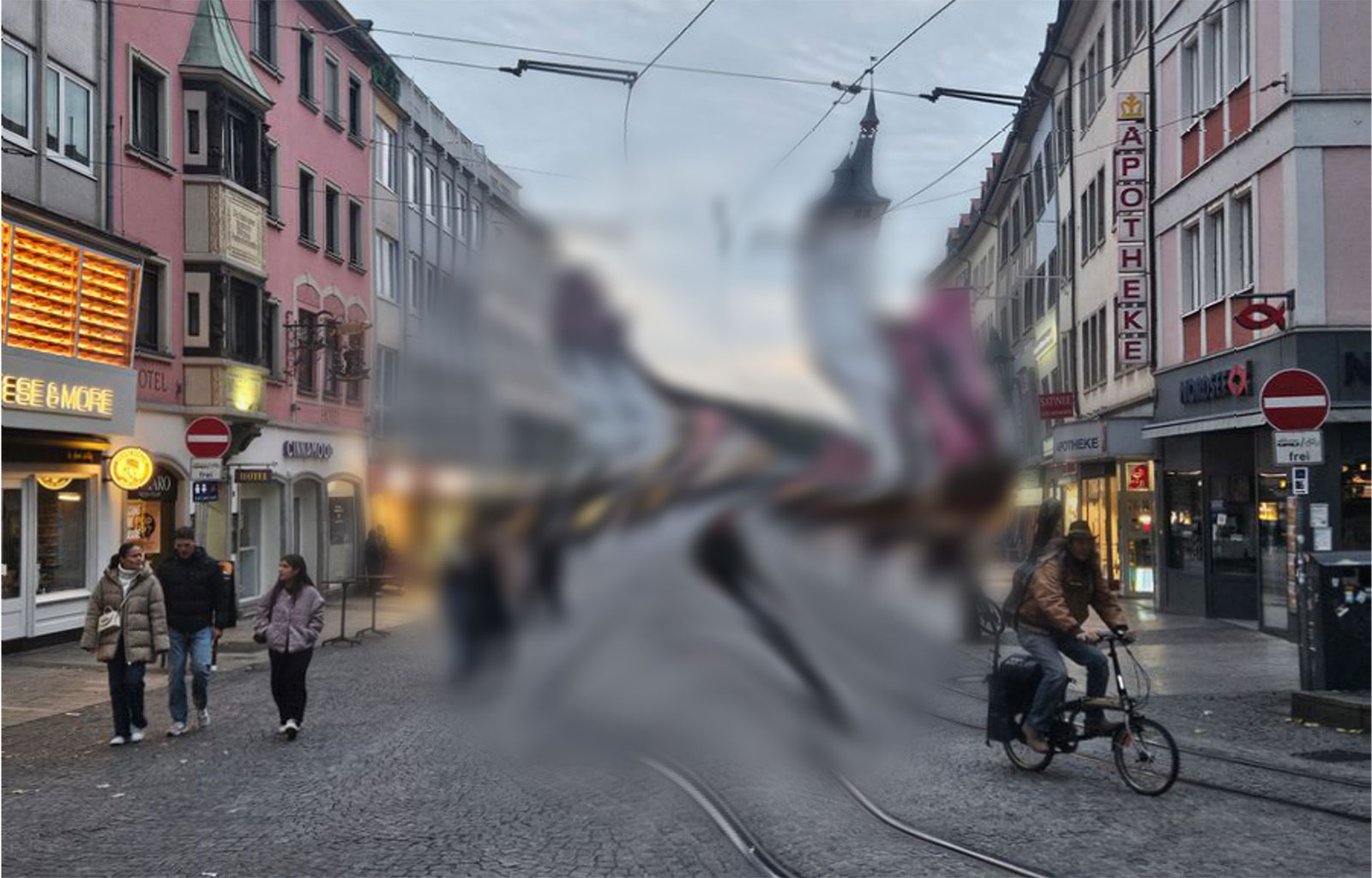 Blick auf die Würzburger Domstrasse. Das Zentrum des Bildes ist unscharf und verschwommen,