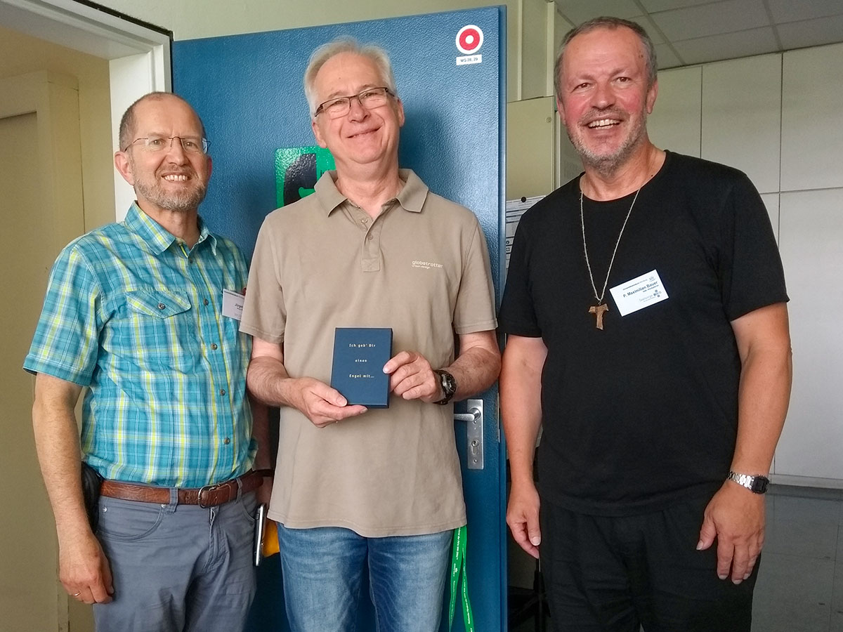 Gruppenbild: Pfarrer Jürgen Floß und Pater Maximilian Bauer veranschieden Thomas Rochow, den Leiter den Telefonzentrale
