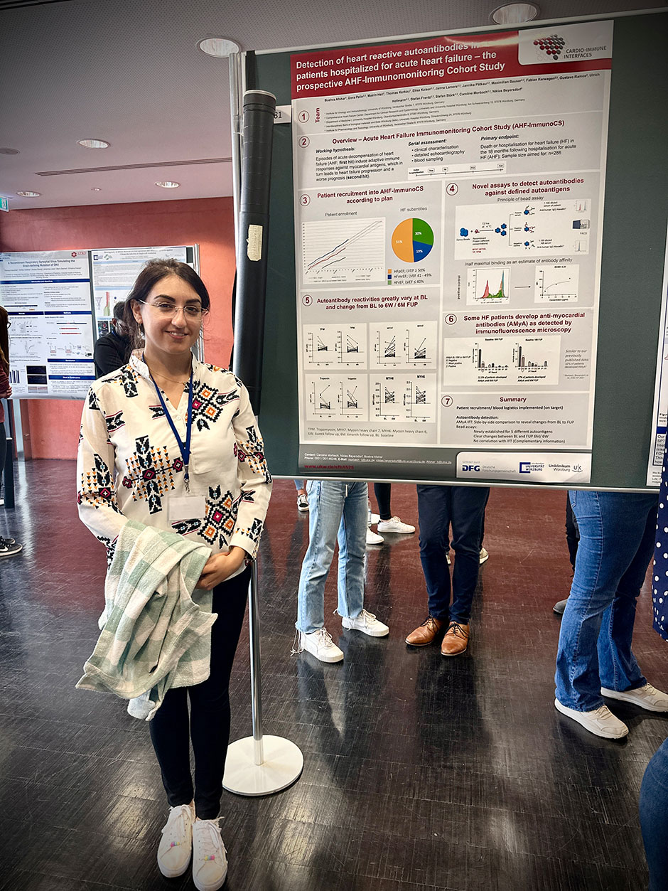 Boshra Afshar vor ihrem Poster, für das sie auf dem EUREKA!-Symposium den ersten Preis erhielt. 