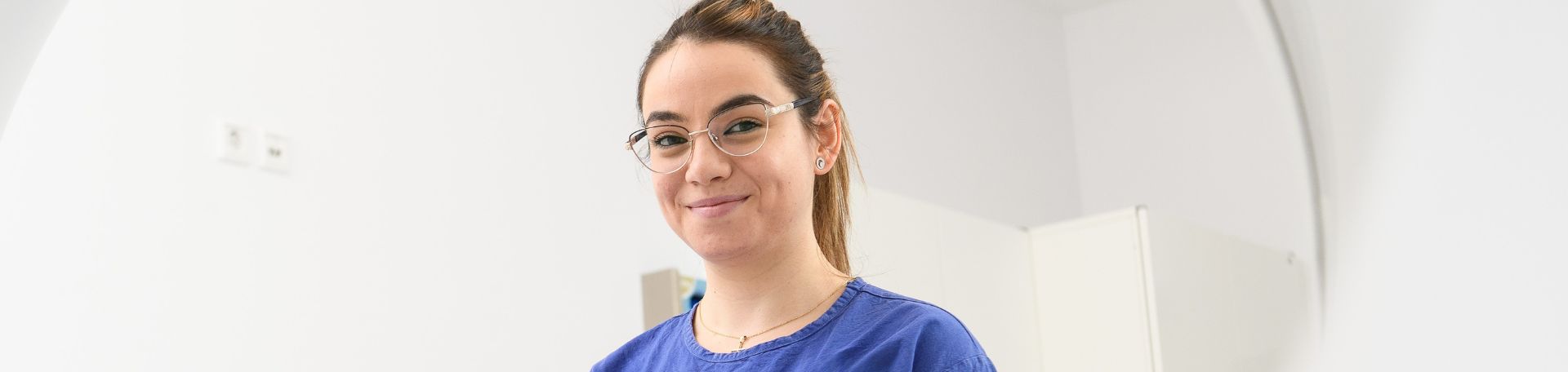 Eine Wissenschaftlerin in einem radiologischen Forschungslabor