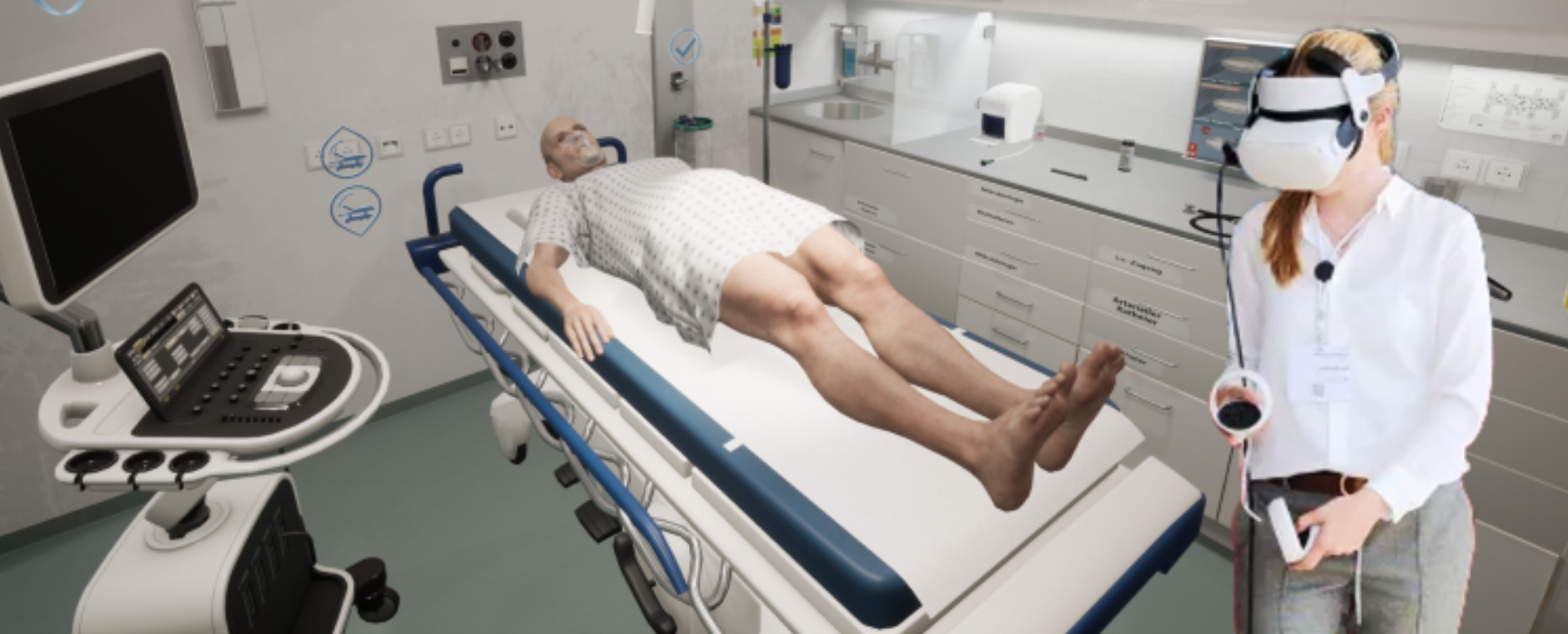 Studentin trägt VR-Brille und Handgeräte und bewegt sich damit im Untersuchungsraum der Lehrklinik; auf einer Liegt ist eine Puppe zur Untersuchung mit Patientenkittel.