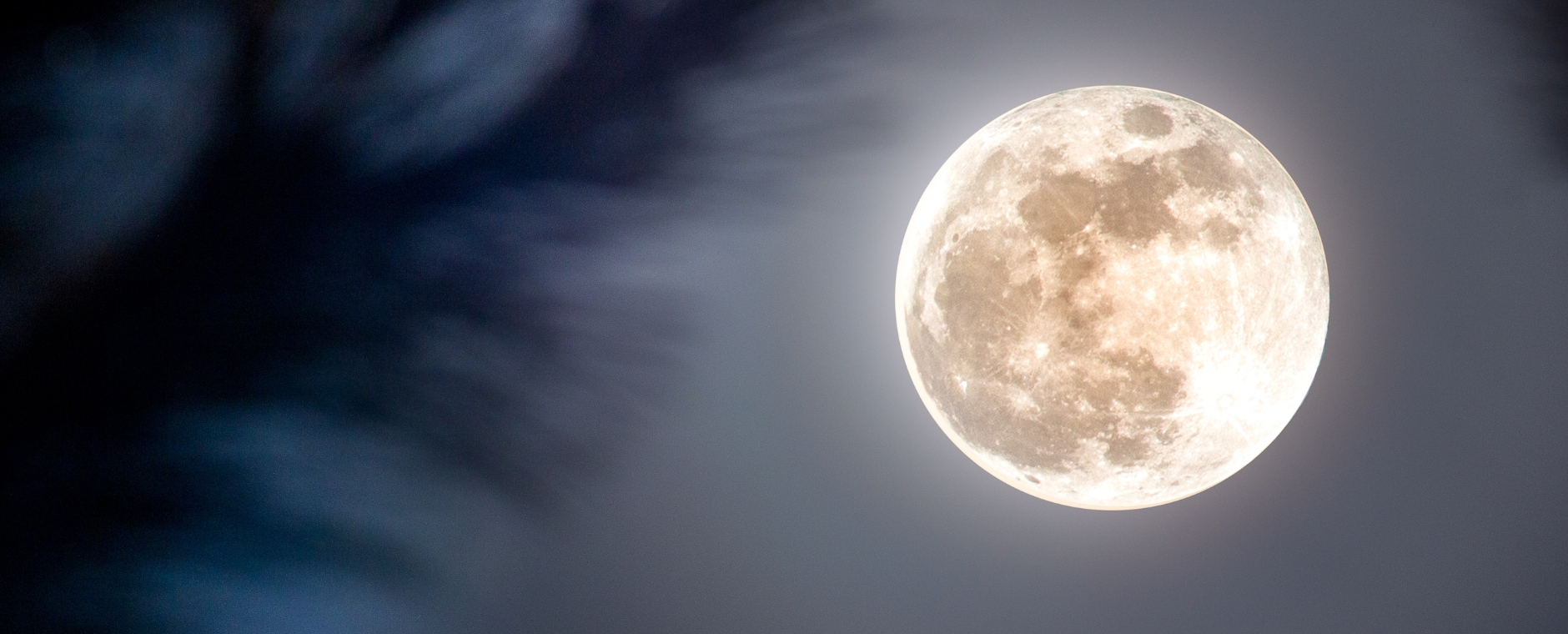 Bild vom Vollmond in dunkelblauem Nachthimmel 