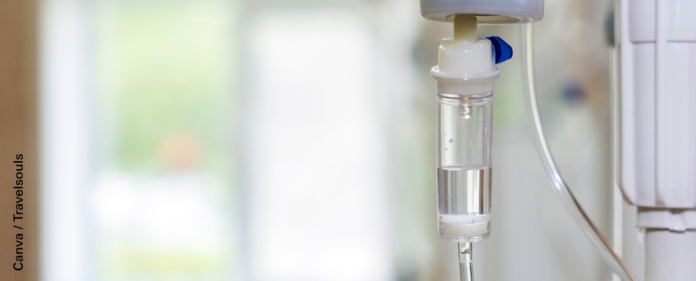 Ein Tropf mit klarer Flüssigkeit am Krankenbett