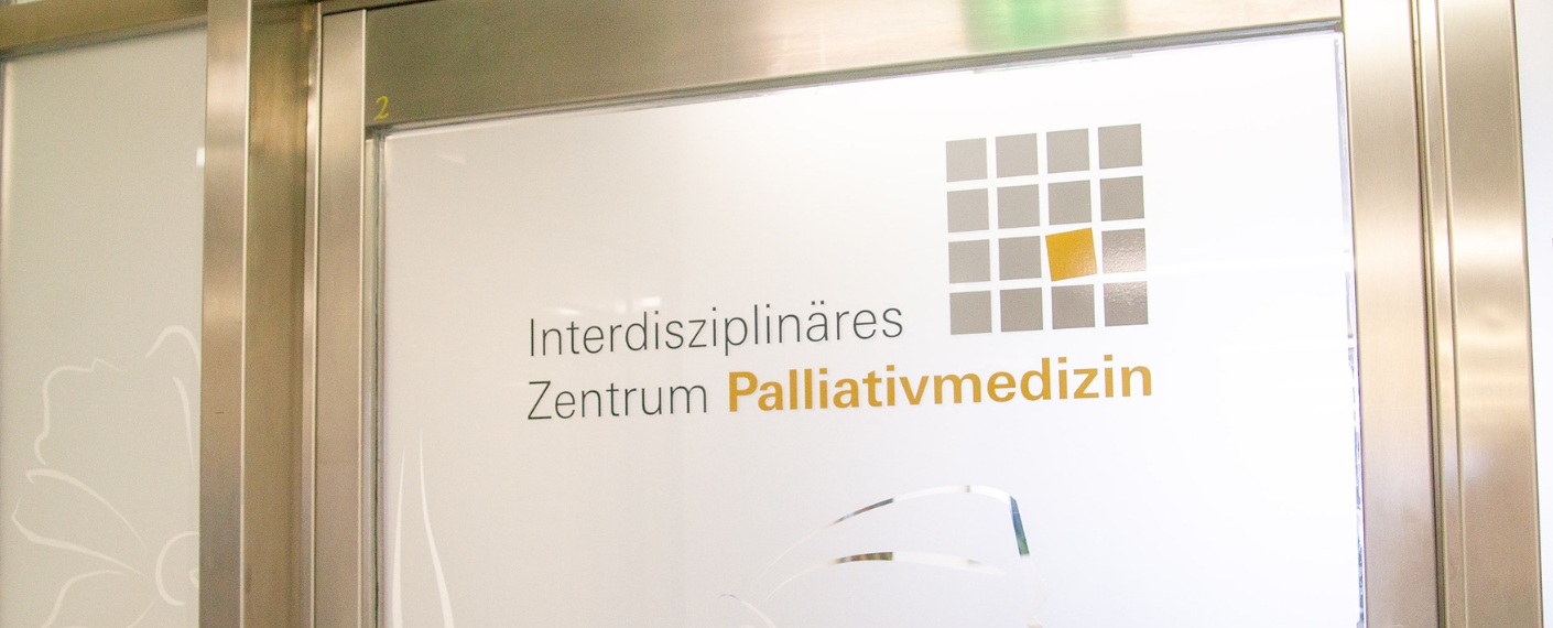 Tür des Zentrums für Palliativmedizin mit Aufschrift und Logo