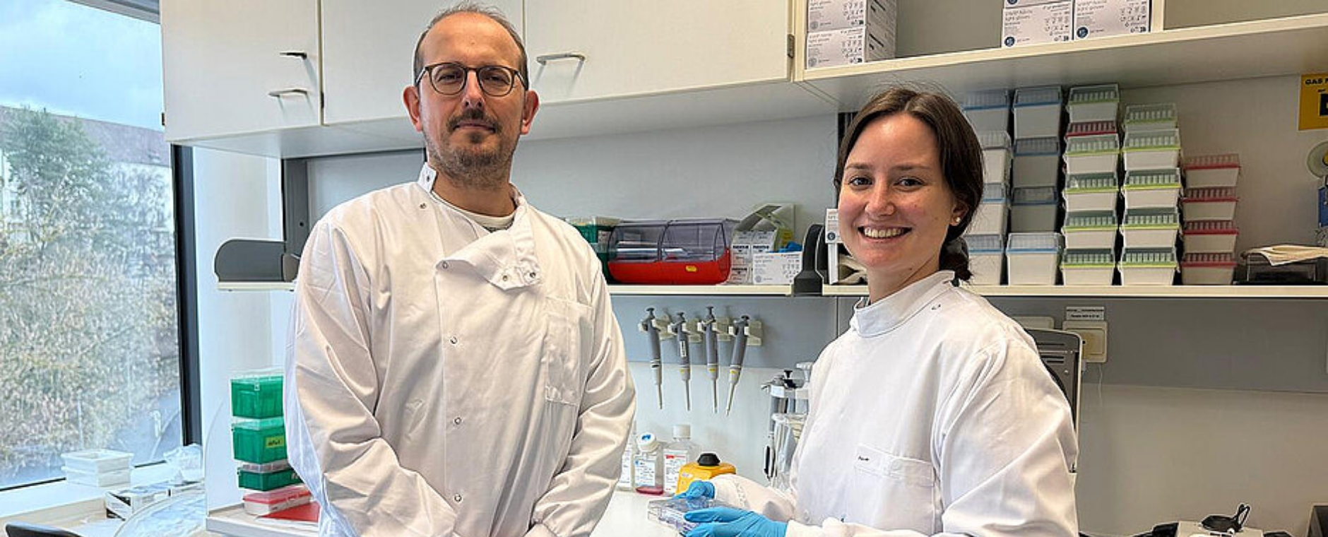Vera Skafar und José Pedro Friedmann Angeli in weißen Kitteln im Labor