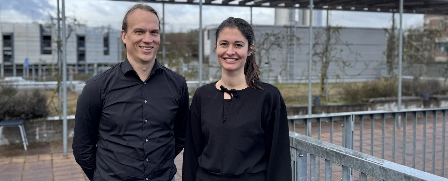 Die beiden Forschenden auf der Terrasse des UKW