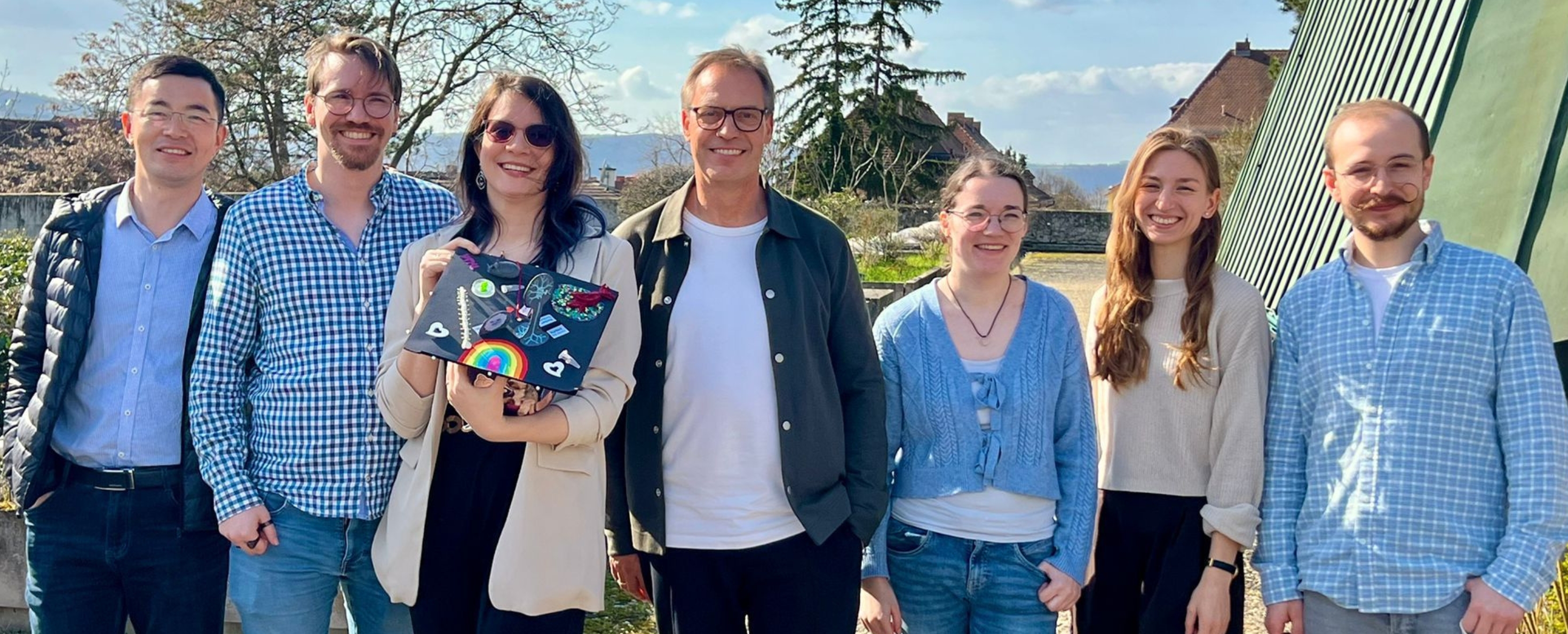 Mitglieder der AG Blum - mittig Robert Blum und Felicitas Schlott mit gebasteltem Doktorhut in der Hand