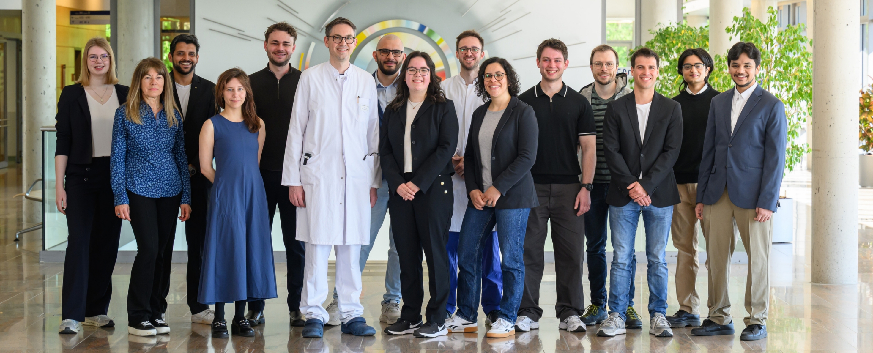 Die Arbeitsgruppe posiert für ein Gruppenbild im Zentrum für Innere Medizin.