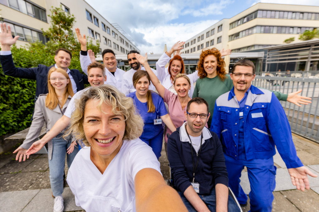 Mitarbeitende des UKW lächeln in die Kamera